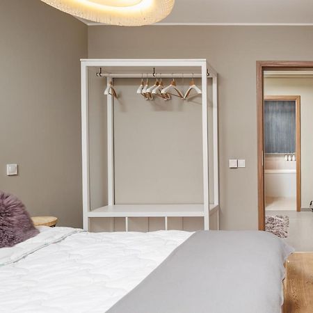Cosmopolit Booking Braşov Eksteriør billede